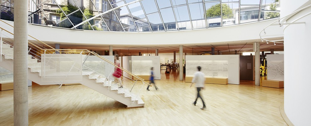 Frankfurt_MusfKommunikation_MfK_M5_3673_RZ_02_Lichthof unten Personen_KQ.jpg