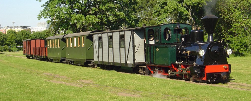 Frankfurt_Feldbahnmuseum_Lok JACOBI_mit Personenzug_Udo.Przygoda_KQ2.jpg